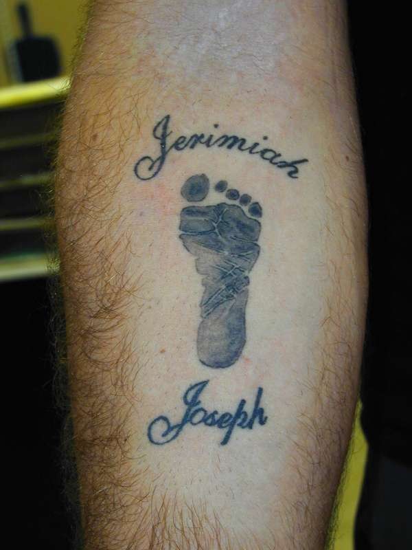 Tattoo von Baby Fußabdrucken mit Aufschrift