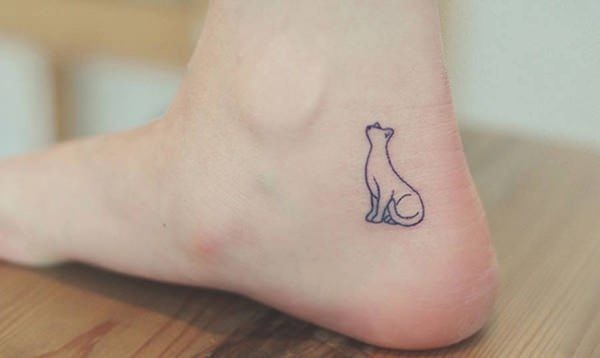 Para meninas tatuagem de tinta preta típica do tornozelo de gato bonito