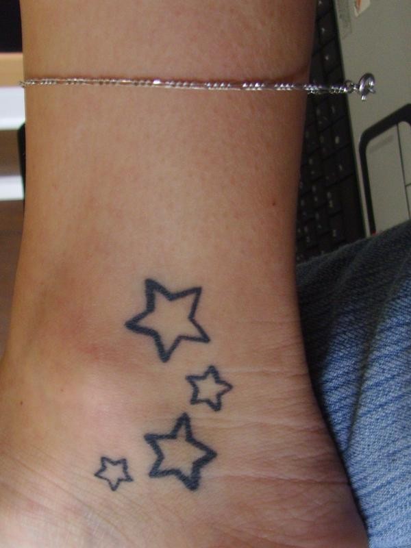 Tatuaje en el tobillo,  estrellas no pintadas con contorno negro