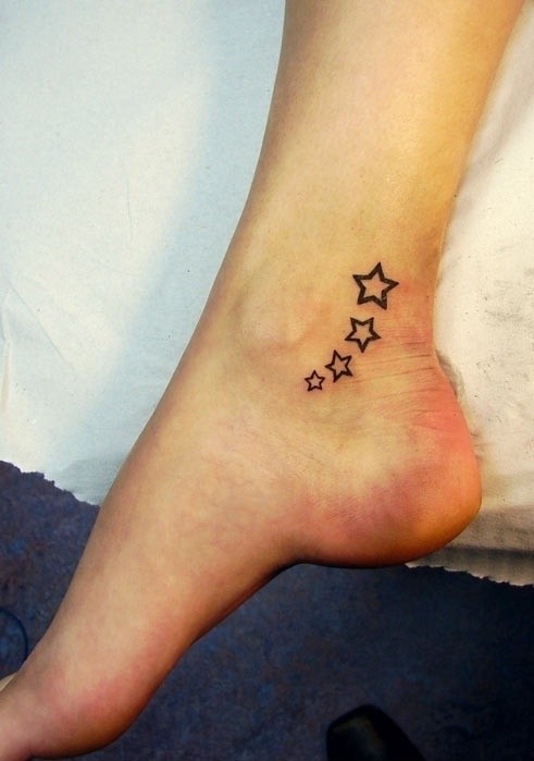 Vier kleine Sterne Knöchel Tattoo Idee