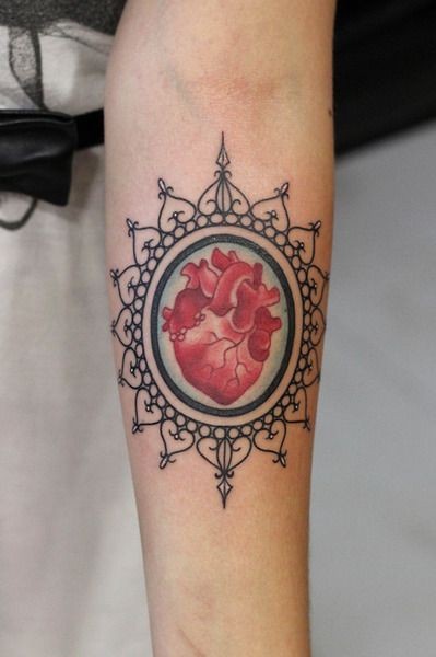 Tatuaje en el antebrazo, corazón en el marco