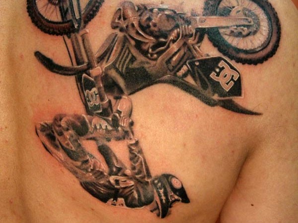 motocross freestyle tatuaggio sulla schiena