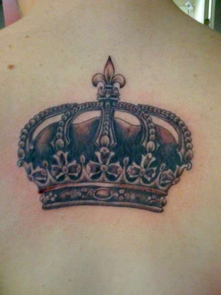 corona francese tatuaggio sulla schiena