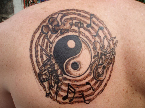 Tatuaggio sulla schiena il disegno nero in stile Yin-Yang