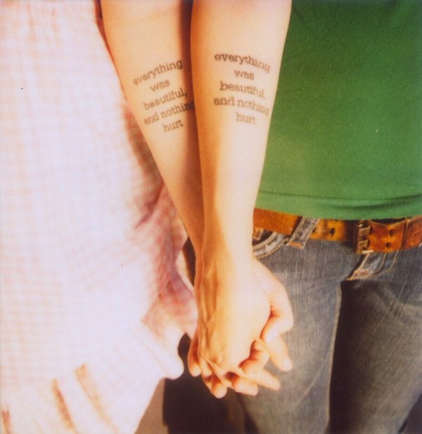 citazione d&quotamicizia tatuaggio su due braccia
