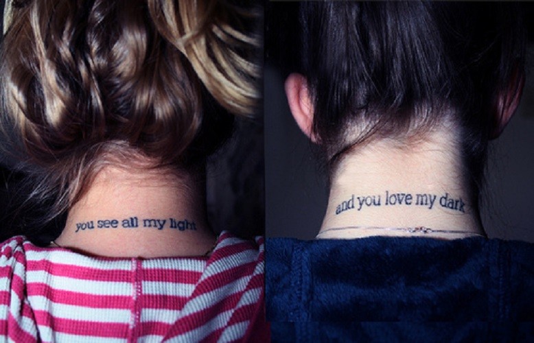 Tatuajes en los cuellos, inscripción para amigos verdaderos