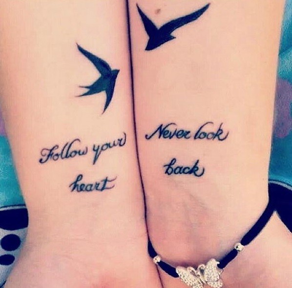 citazione d&quotamicizia con uccelli tatuaggio su due polsi