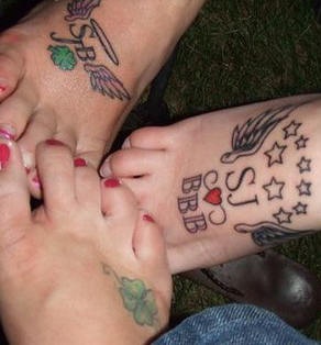 el tatuaje de amigos con iniciales hecho en los pies