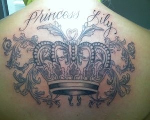 Tatuaje de corona elegante en la espalda