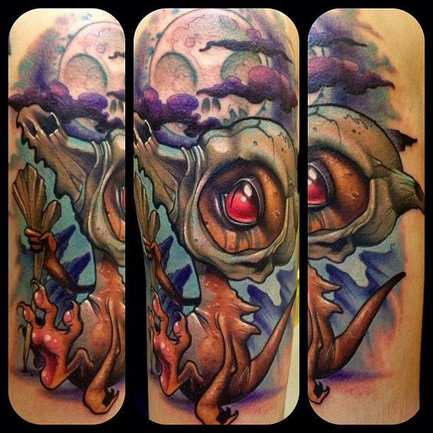 Tatuaje en el brazo, monstruo increíble volumétrico con cráneo y cielos púrpuras
