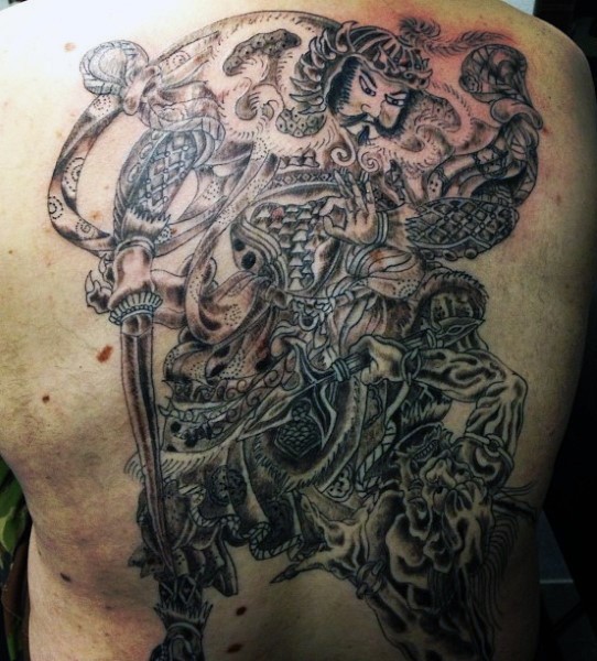 Tatuaje en la espalda,
guerrero samurái  severo, colores negro blanco