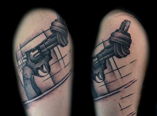 Lustiges schwarzes und graues Schulter Tattoo von Pistole mit Lauf in Knoten gebunden