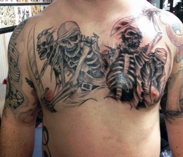 Tatuaje negro blanco en el pecho, esqueletos piratas con espadas