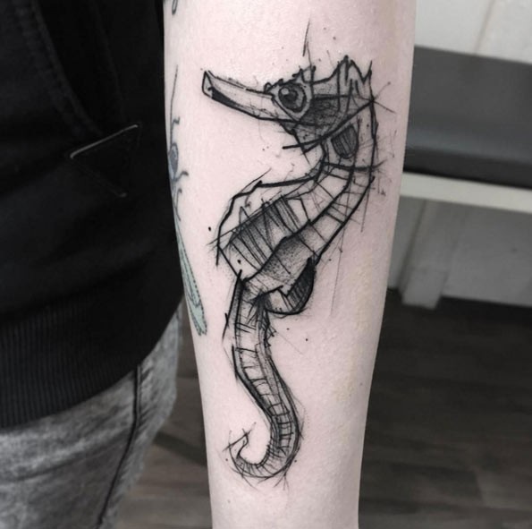 Tatuaje en el antebrazo, diseño de caballo de mar simple precioso