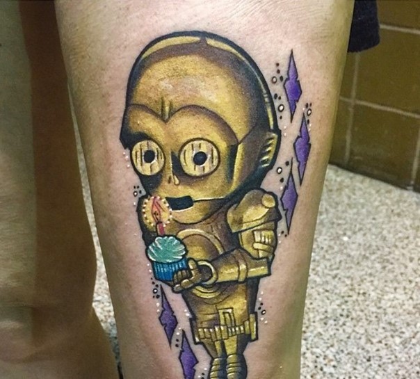 Lustiges cartoonisches farbiges C3PO mit Cupcake Tattoo am Oberschenkel