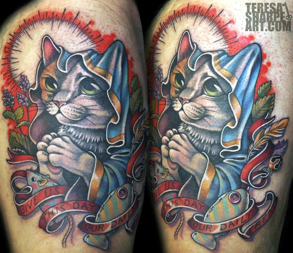 Lustige cartoonische farbige betende Katze Tattoo mit Schriftzug und Maus