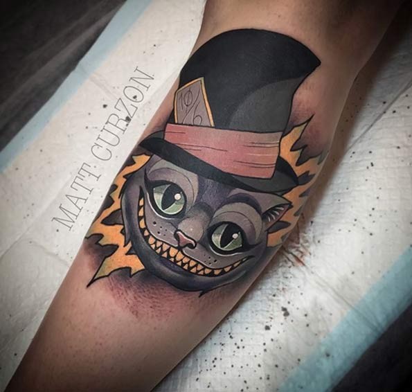Tatuaje en el brazo,
gato de Cheshire soniente en sombrero de copa