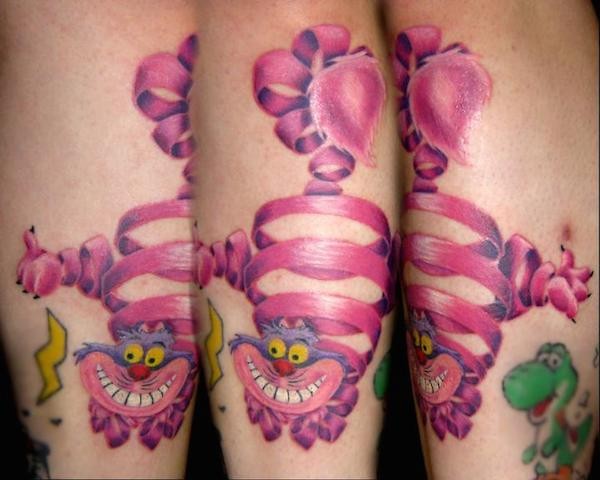 Tatuaje de gato rosado de dibujo animado