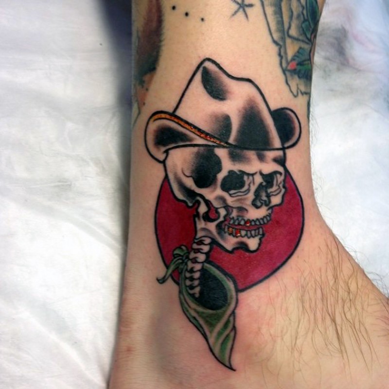divertente cartone animato stilizzato scheletro cowboy colorato tatuaggio su caviglia