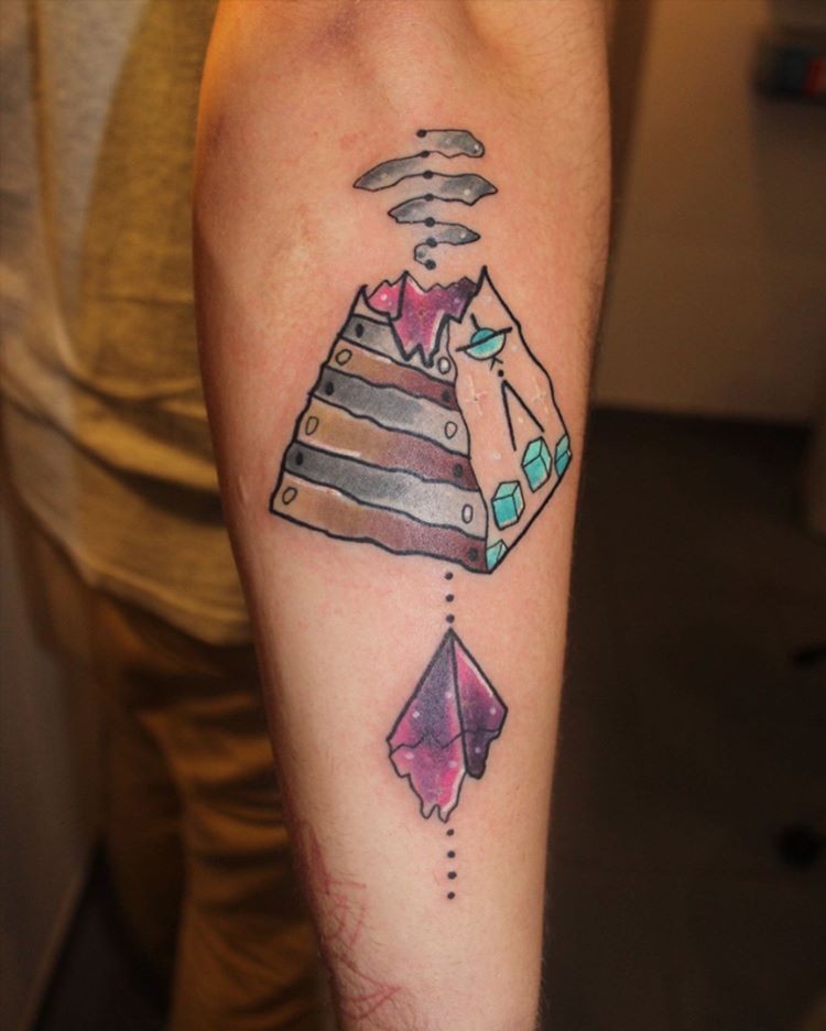 Lustiger cartoonischer Stil farbiges Unterarm Tattoo mit beschädigter mystischer Pyramide