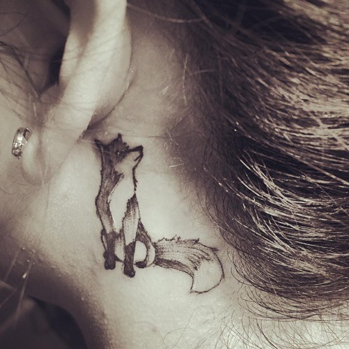 Tatuaje detrás de la oreja, zorro gracioso en colores negro blanco