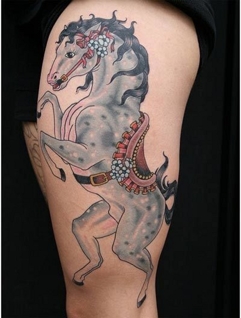 divertente colorato cavallo zingaro con fiori e bella sella tatuaggio su braccio