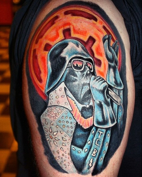 Lustiges kombiniertes buntes Darth Vader Sänger Tattoo an der Schulter mit Schriftzug