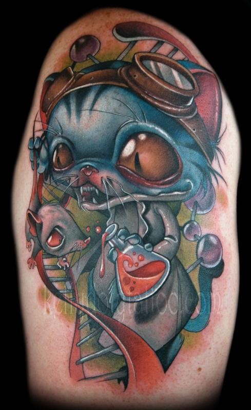 Tatuaje en el brazo, gato mutante científico con rata asustada y ADN