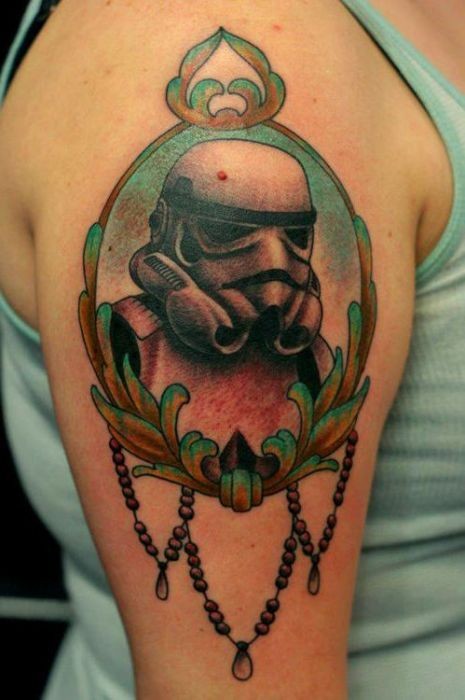 Lustiger und farbiger Storm Troopers Porträt an der Schulter Tattoo