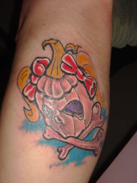 Lustiges kleines Mädchen Piratensymbol Tattoo am Arm