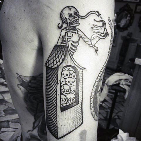 Lustiges hausgemachtes schwarzweißes Skelett mit Schlange Tattoo mit Haus voll von  menschlichen Schädeln