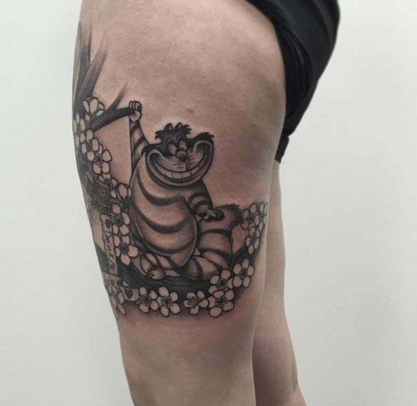 Tatuaje en el muslo, 
gato adorable con amplia sonrisa