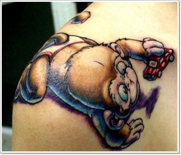 Tatuaje en el hombro, mono chiquito con juguete