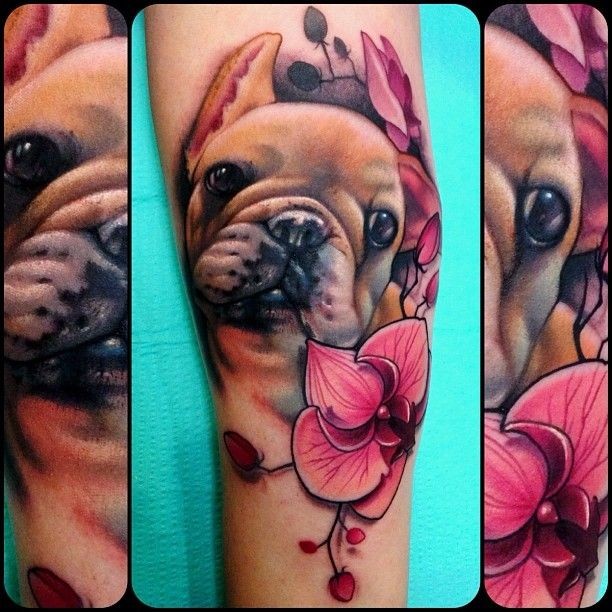 Tatuaje en el antebrazo, cachorro de bulldog francés bonito dulce con flor delicada