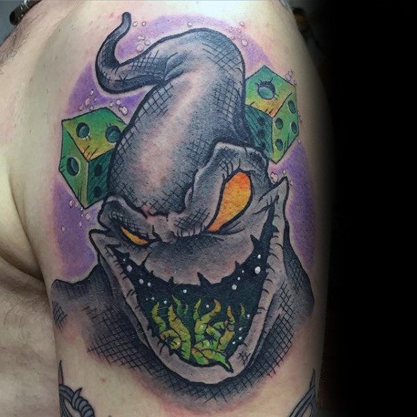 Lustig aussehendes farbiges Geister Tattoo auf der Schulter mit grünem Würfel