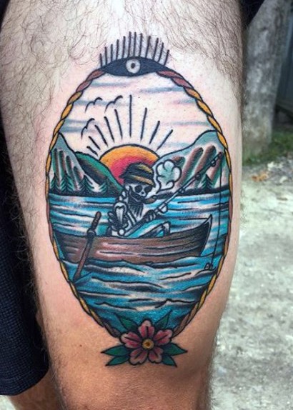 Tatuaje colorido en el muslo, 
esqueleto de pescador en el bote