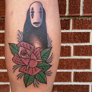 Tatuaje en la pierna, monstruo triste de comics con flor