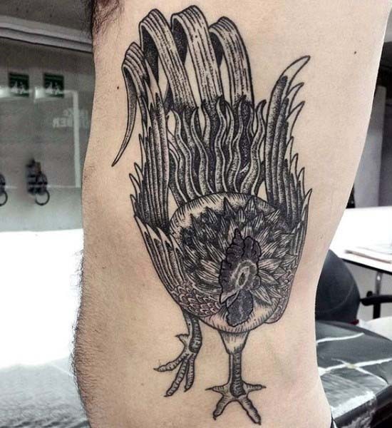 Tatuaje en el costado, 
gallo negro blanco de cuerpo entero