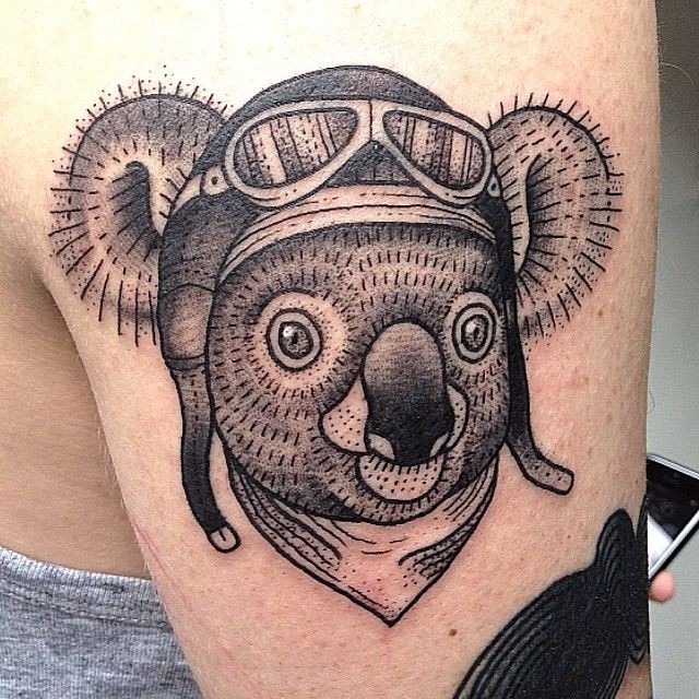 Tatuaje en el brazo, koala bonita en casco de aviador