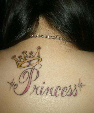 Tatuaje en la espalda,
palabra princesa y corona preciosa