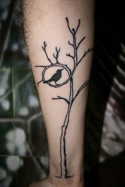 Tatuaje  de ave en el árbol seco