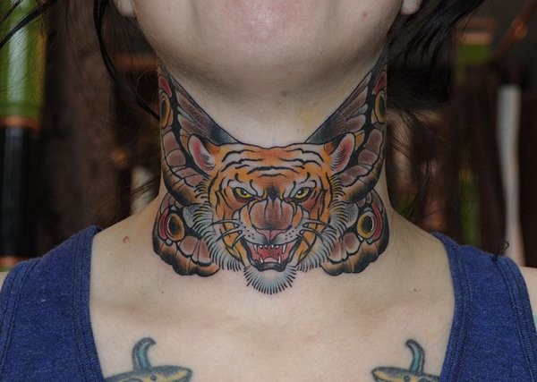 Tatuaje en cuello, cara de tigre agresivo con alas de mariposa