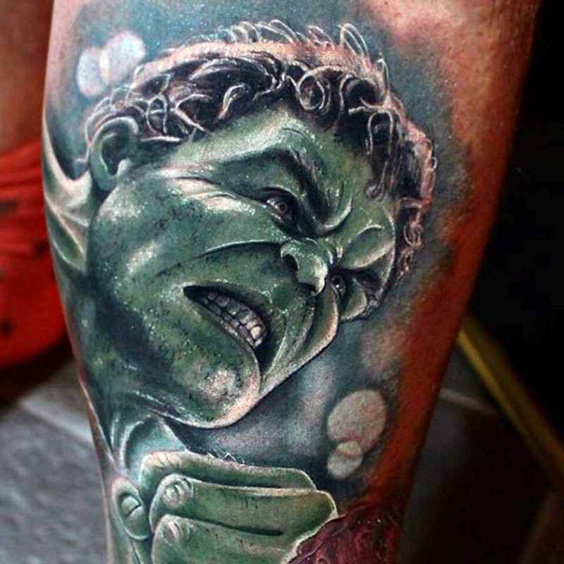 Wütender traditionell gefärbter Hulk mit geballtem Faust farbiges Tattoo am Schienbein