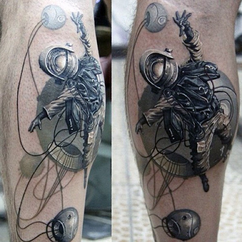 Tatuaje en la pierna,
astronauta increíble detallado