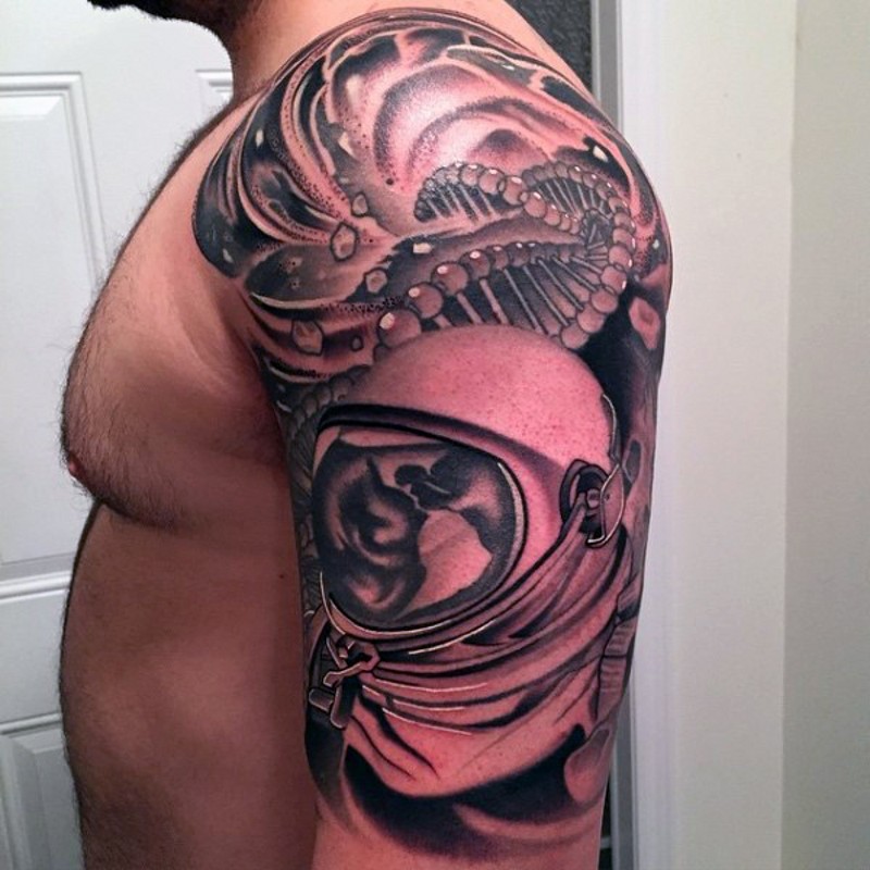 Tatuaje en el brazo, astronauta con cosmos exclusivo