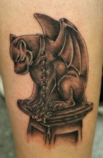 Tatuaje  de perra gárgola de piedra con cadena
