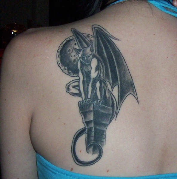 Gargoyle sitzt auf einer Steinsäule Tattoo am Rücken
