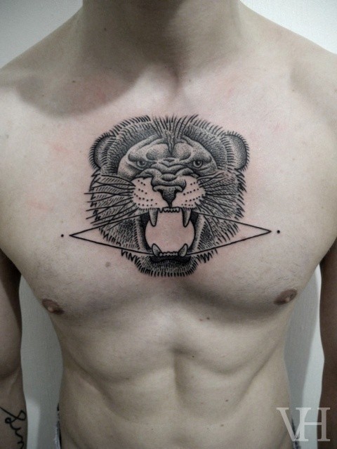 inchiostro nero testa di leone geometrico tatuaggio sul petto