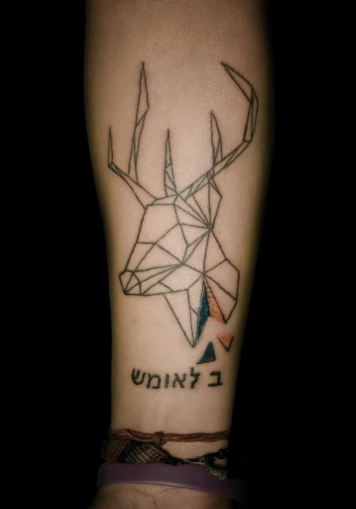Tatuaggio geometrico sulla gamba la testa del cervo