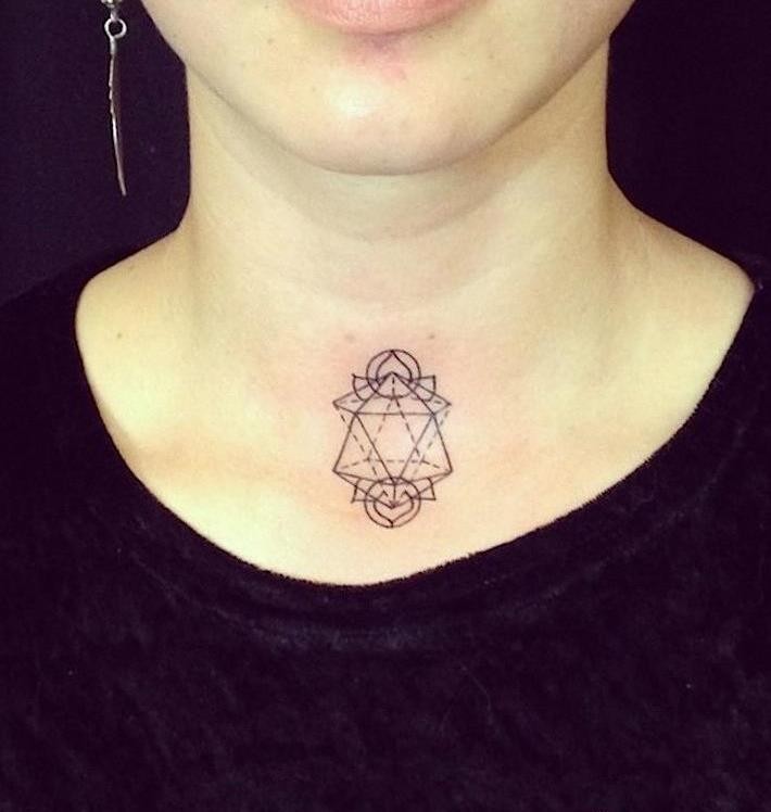 giglio geometrico tatuaggio su collo di ragazza